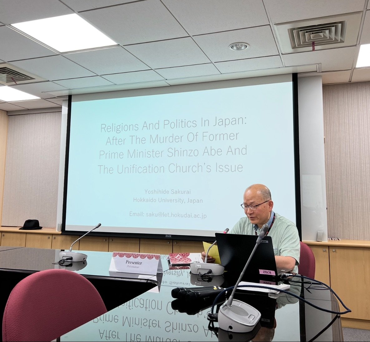 安倍元首相暗殺後の日本での反カルト運動について講義する櫻井。