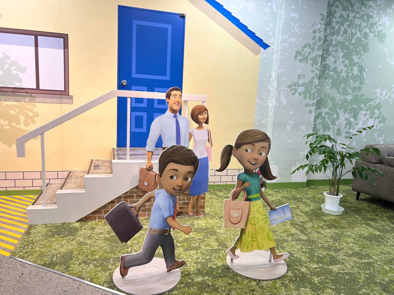 海老名のエホバの証人日本本部にある、信者一家を理想化したイメージ。