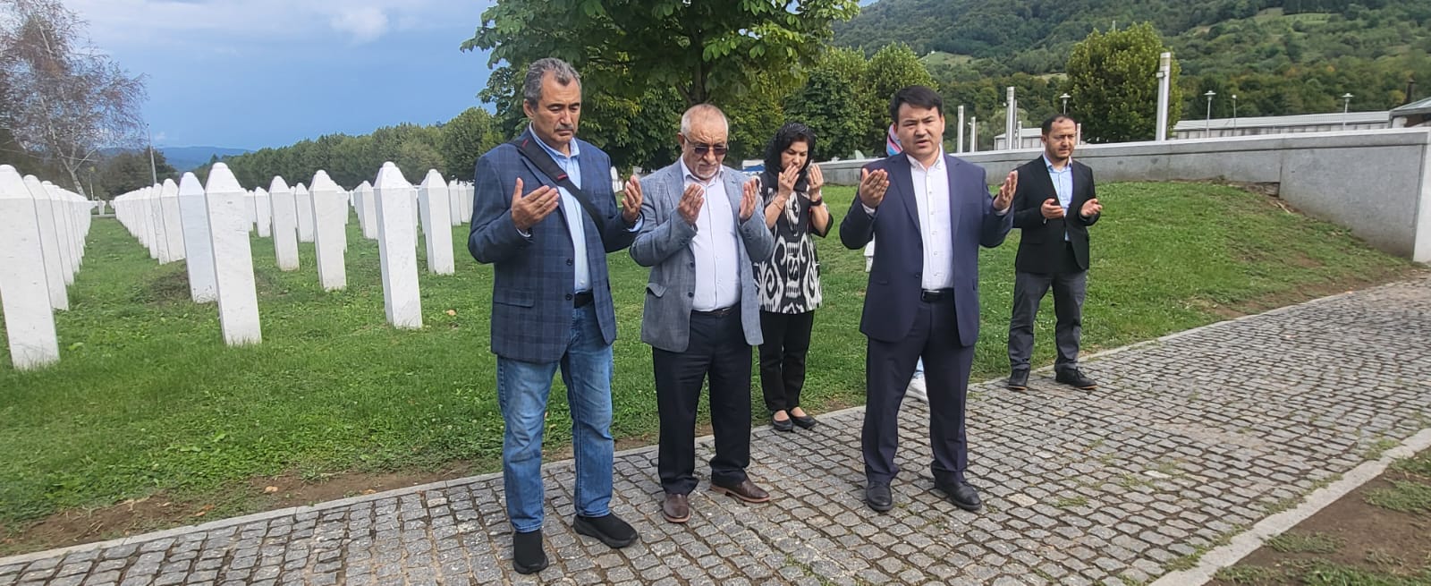 elegates to the Sarajevo conference praying at the victims’ cemetery.