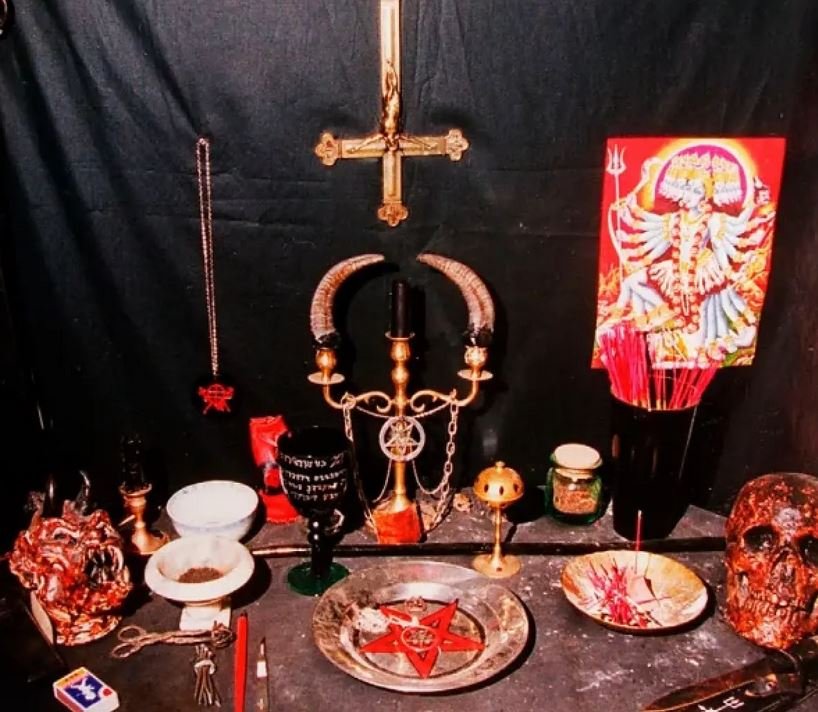 Altare del MLO rinvenuto dalla polizia svedese durante le indagini sull’omicidio Ben Meddour. Foto della polizia.