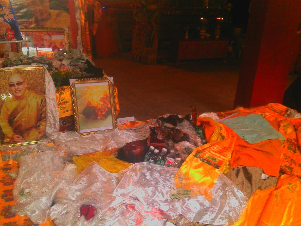 Il corpo della monaca Palden Choetso (1976-2011) all'interno del monastero di Nyitso dopo la sua auto-immolazione del 5 novembre 2011. Crediti.