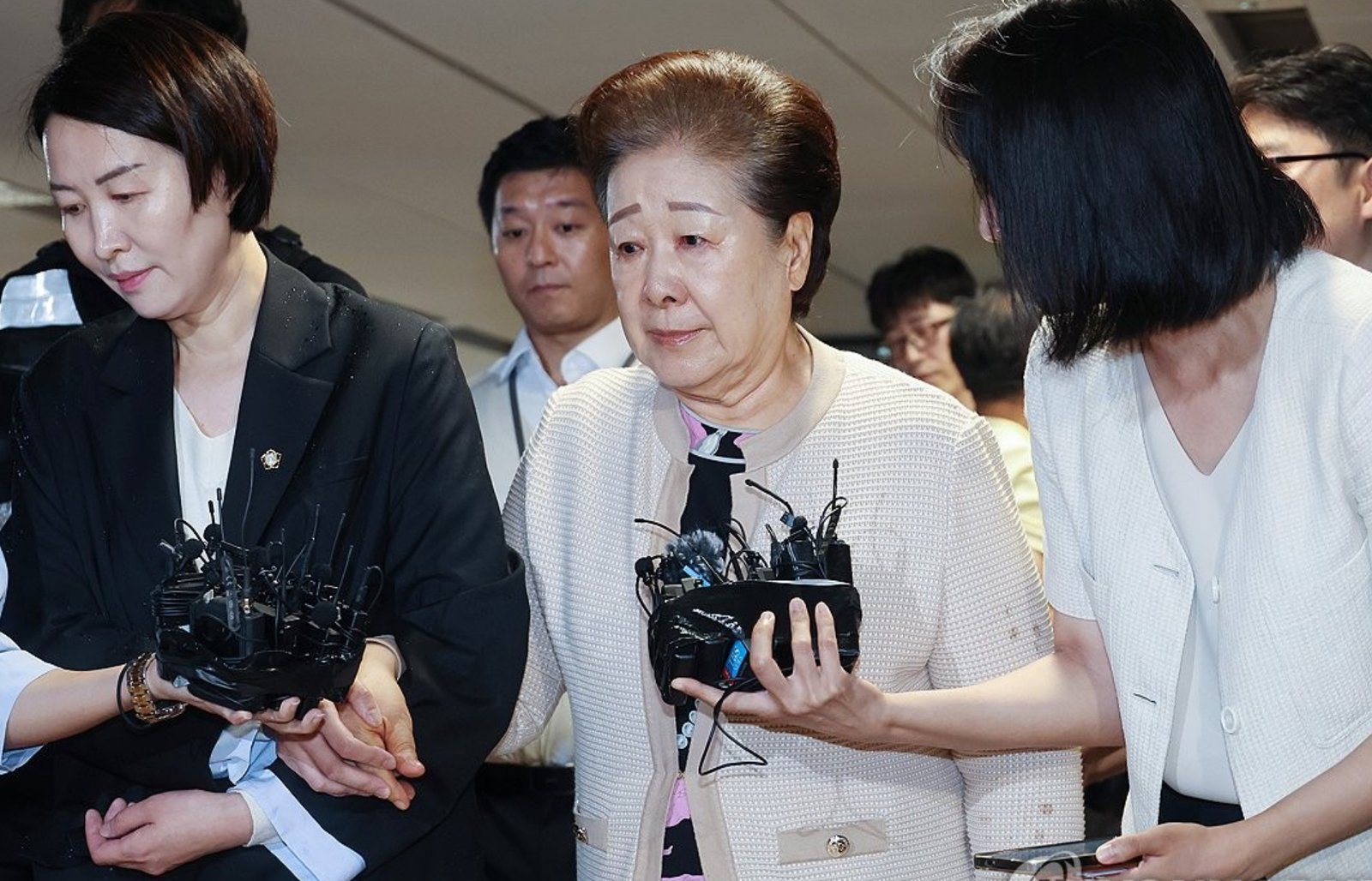 尋問のため法廷に到着した韓鶴子博士。スクリーンショット。