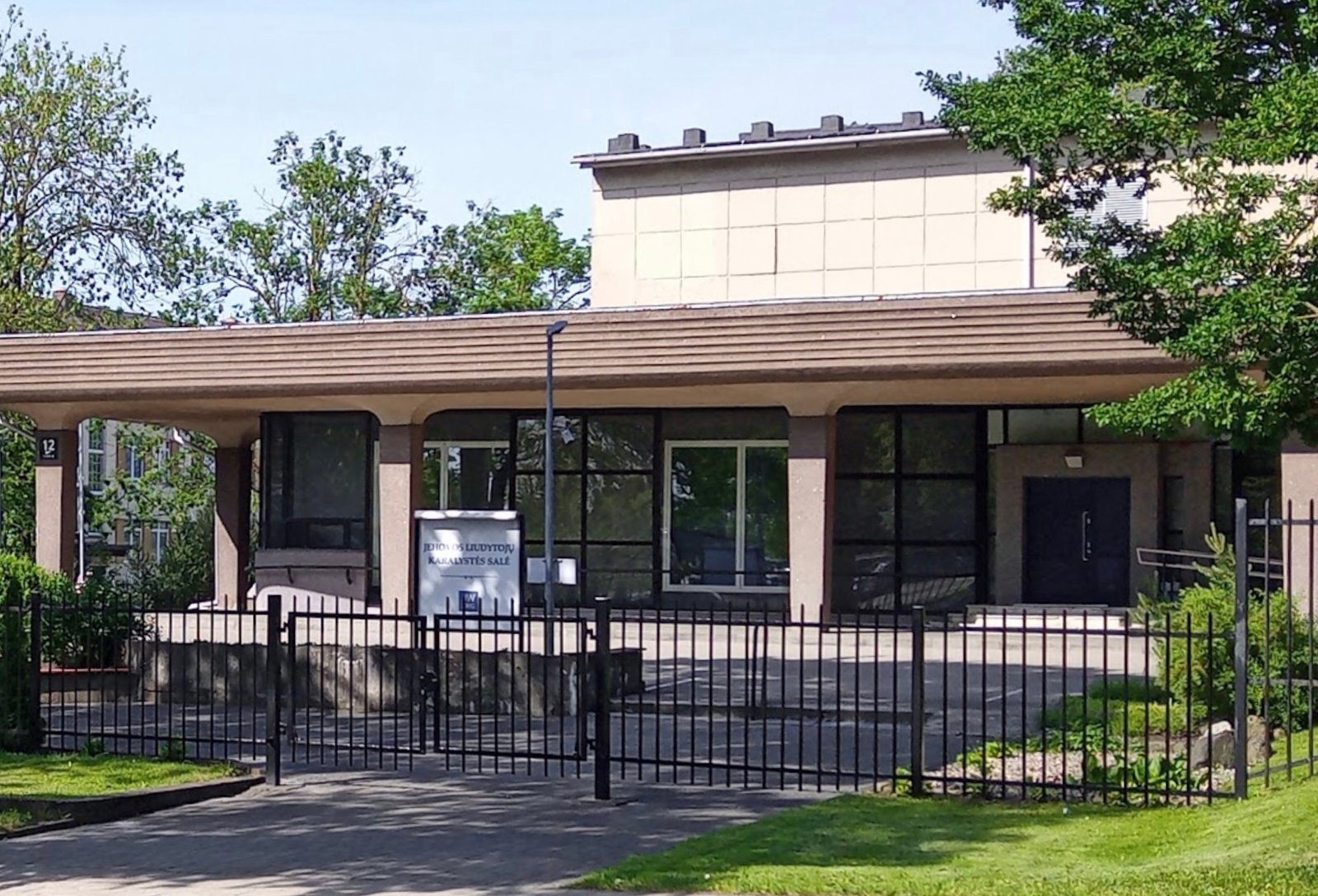 Jehovos liudytojų Karalystės salė Šiauliuose. Nuotrauka iš socialinio tinklo „X“