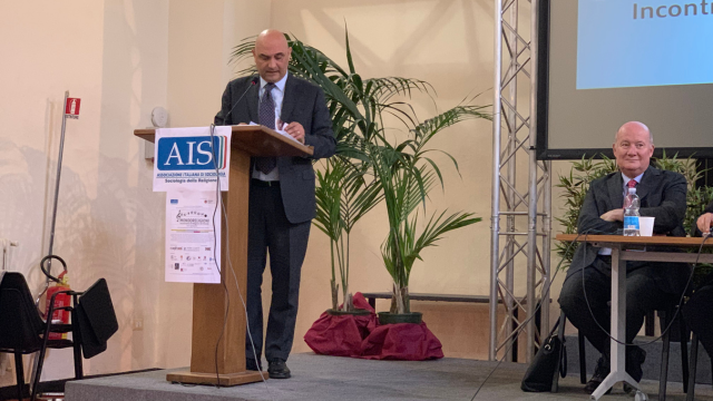 PierLuigi Zoccatelli (1965-2024) interviene a una tavola rotonda sulla Chiesa di Dio Onnipotente a Roma il 6 aprile 2019. A destra il direttore di “Bitter Winter” Massimo Introvigne.