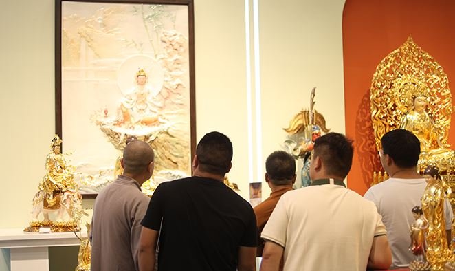 Visitors at Xiamen International Buddhist Items & Crafts Fair. From Weibo.

