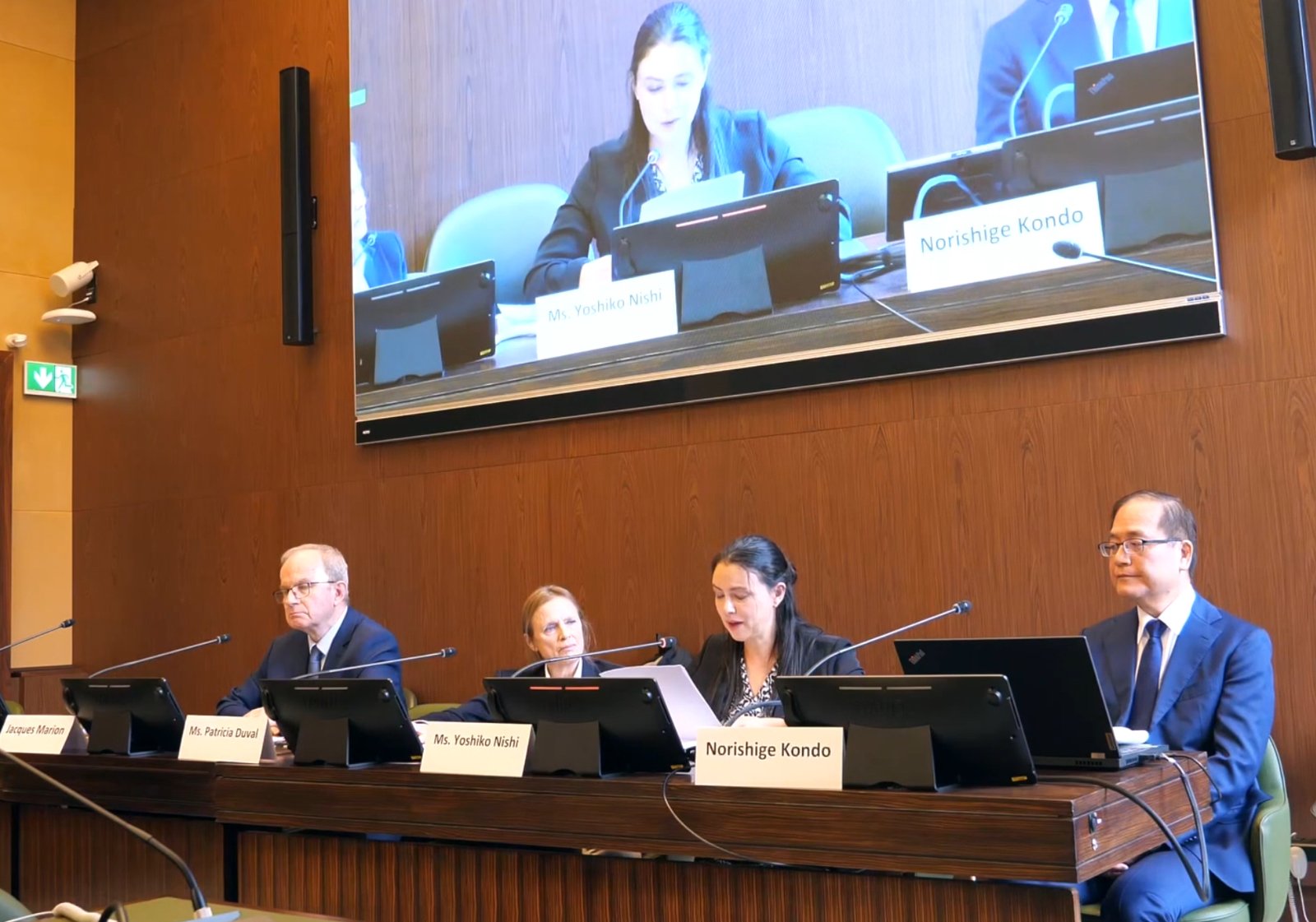 統一教会二世信者であり母親のN.Y.さんがサイドイベントで証言する様子。