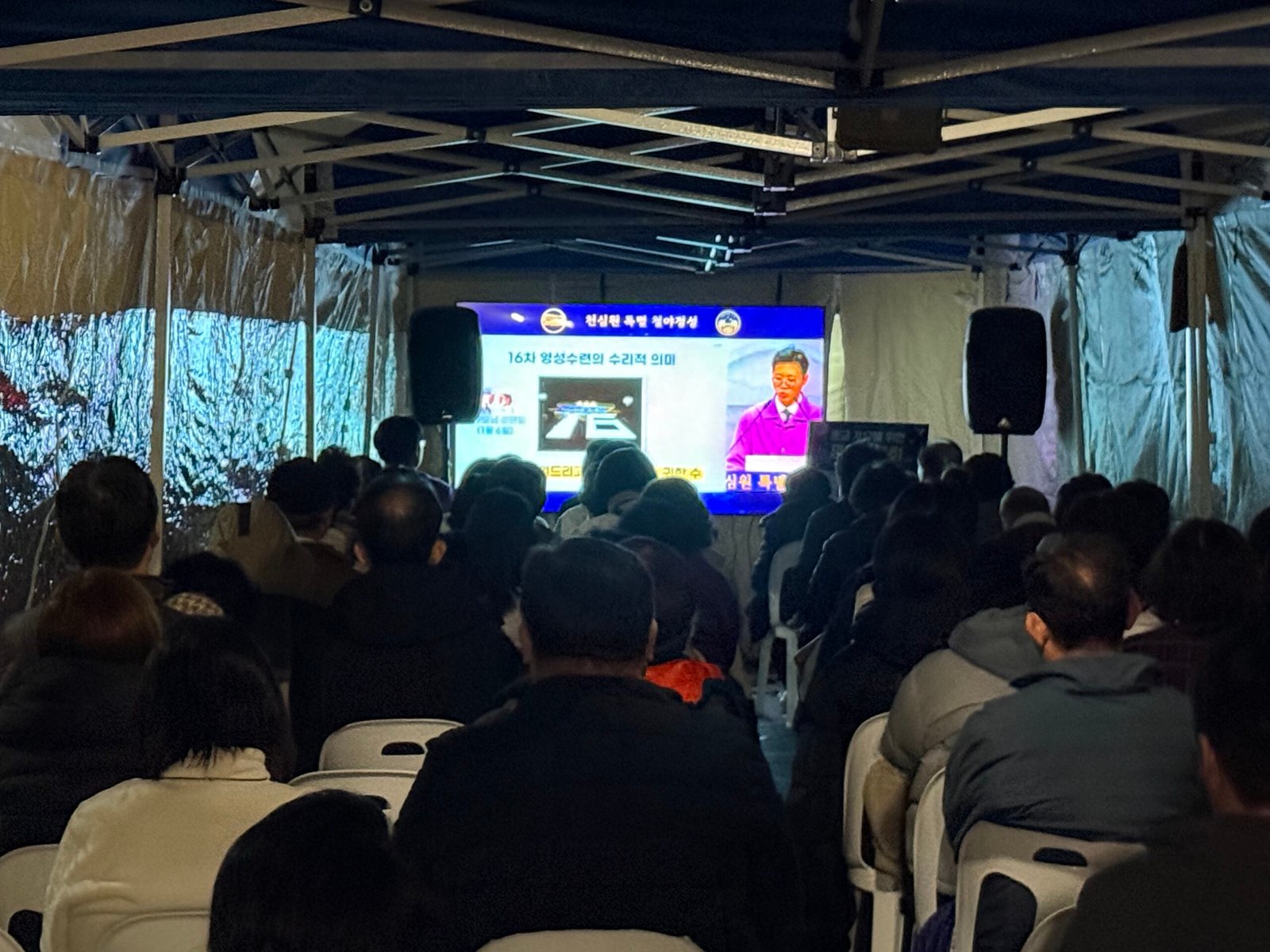 信者たちが歌ったり祈ったりする刑務所近くのテントの中で。