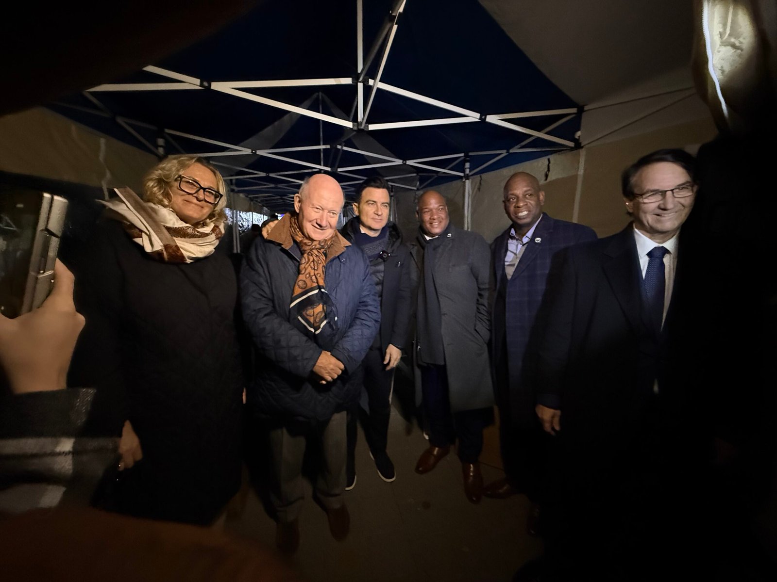 信者たちが歌ったり祈ったりする刑務所近くのテントの中で。