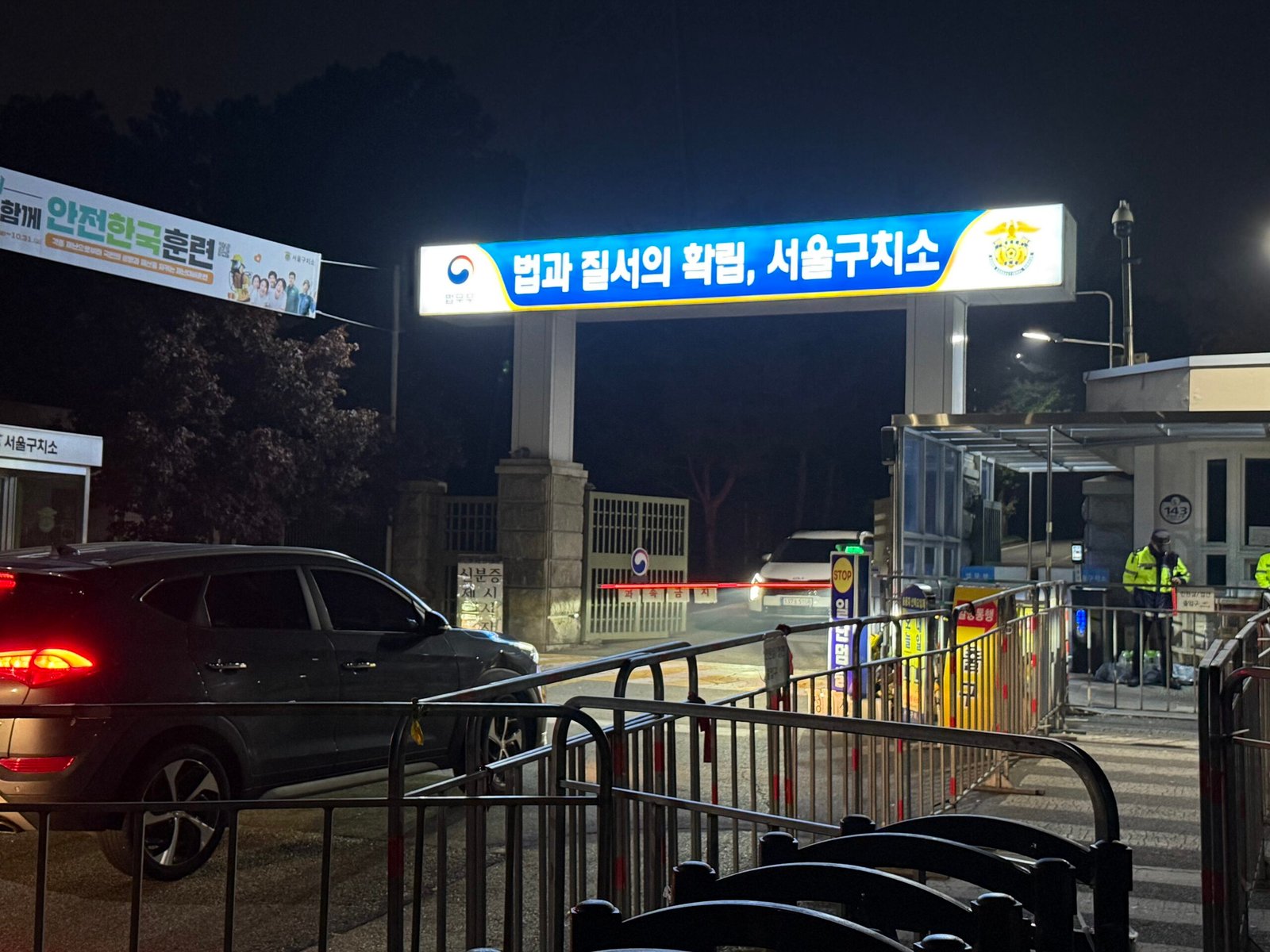 夜の刑務所の入り口。