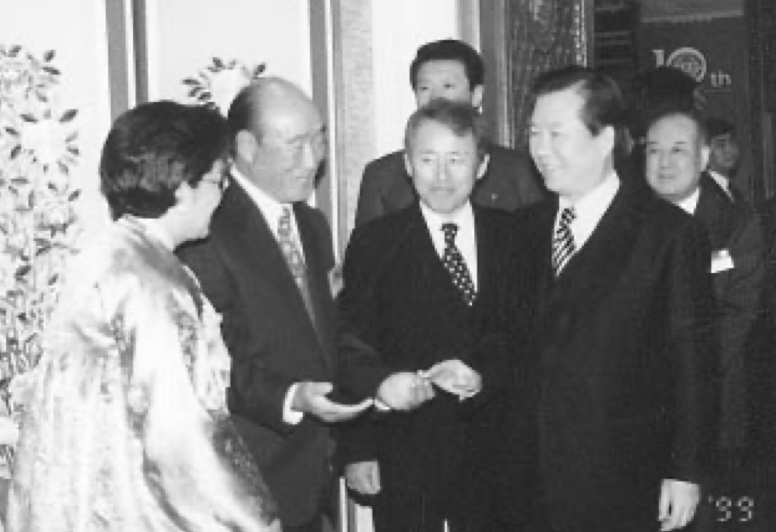 1999年2月1日、金大中大統領が「世界日報」本社に到着した際、文鮮明師と韓鶴子総裁が出迎えた。