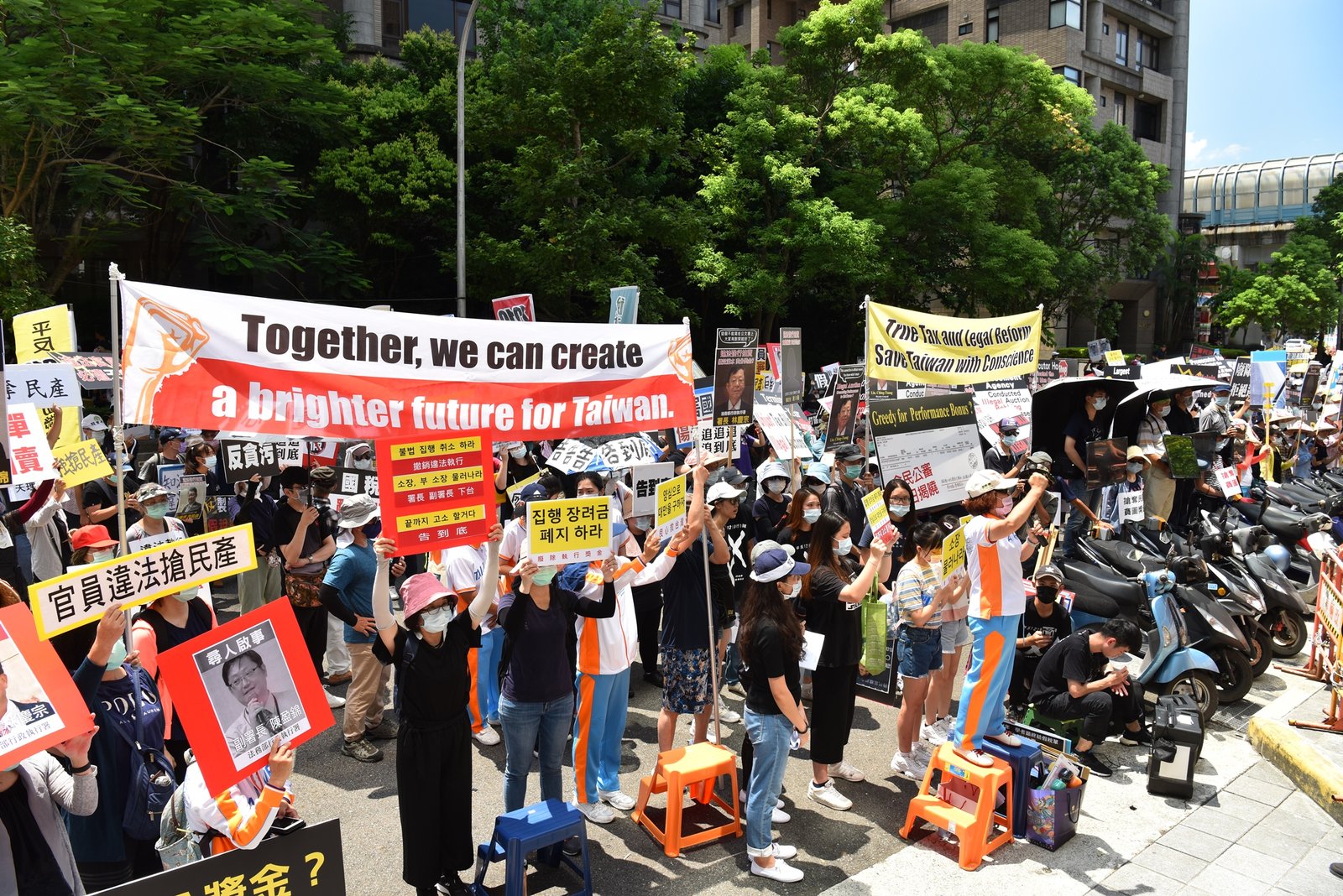Tai Ji Men dizi (disciples) advocating for tax and legal reform in Taiwan.