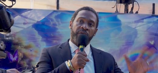 IMboni Radebe addressing the Family Federation devotees gathered outside the jail.