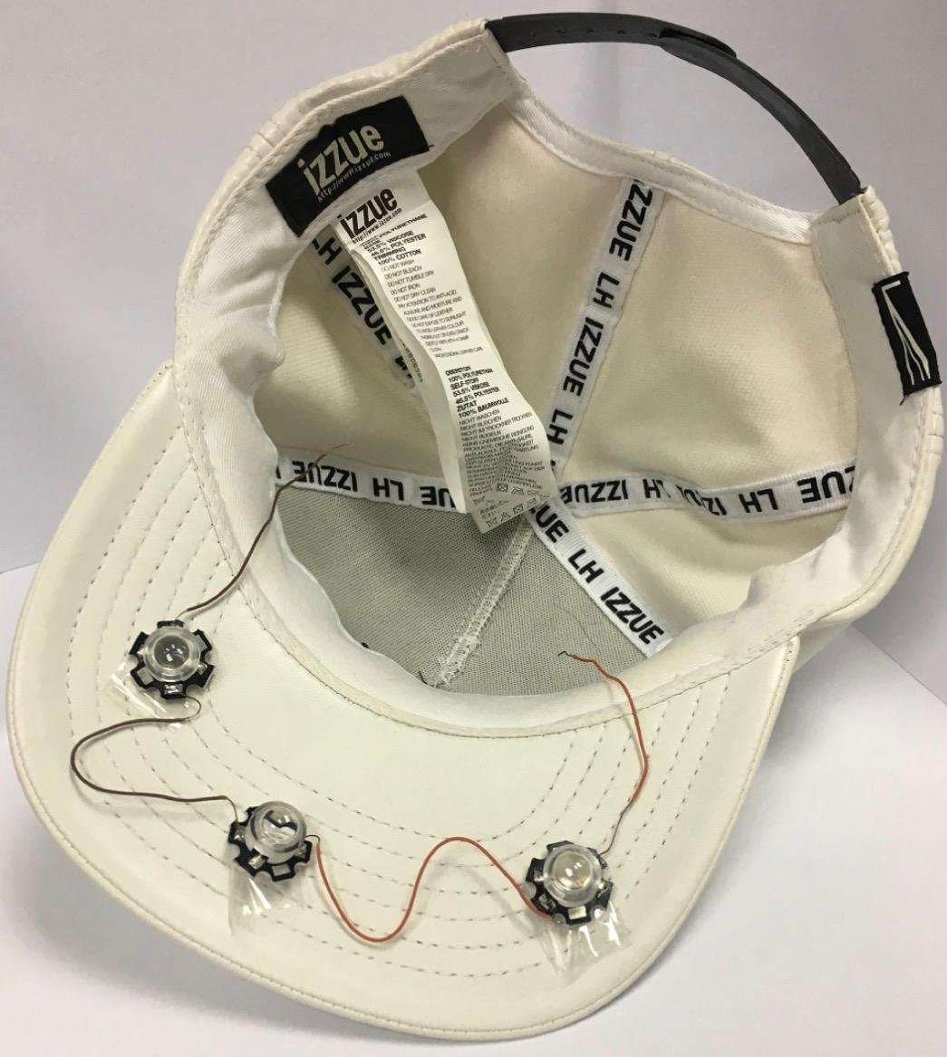 Un cappello con LED a infrarossi usato per ingannare il riconoscimento facciale, da Zhe Zhou et al., &ldquo;Invisible Mask: Practical Attacks on Face Recognition with Infrared.&rdquo; &ldquo;arXiv&rdquo; 1803:04683.