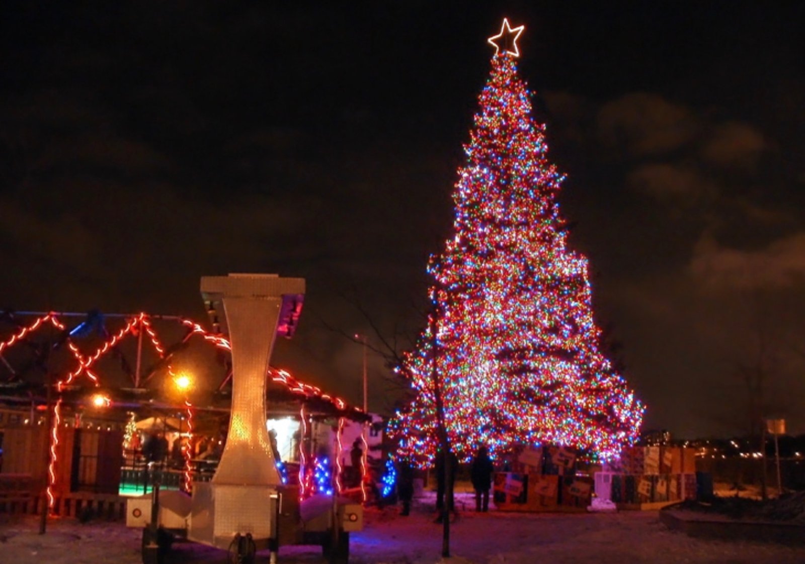 Christmas tree in public space in Sherbrooke, Quebec: allowed, only as long as it is not accompanied by a crèche. Credits.