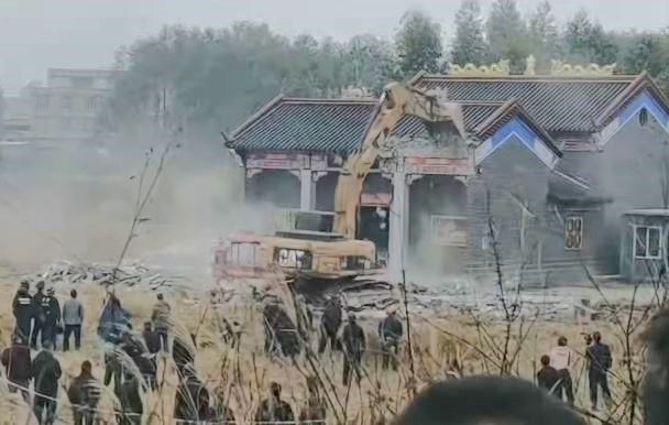 The police demolish Longfu Temple. Screenshot.