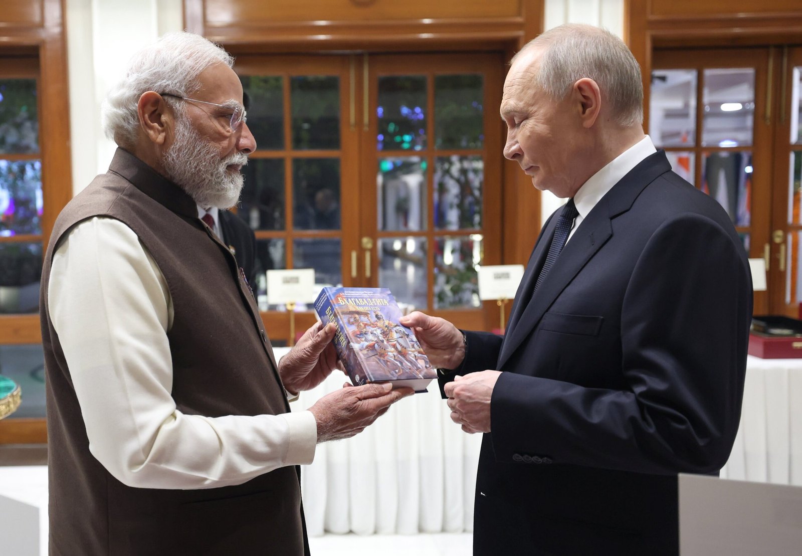 Indian Prime Minister Narendra Modi offering to Putin an edition of the &ldquo;Bhagavad Gita&rdquo; published by the ISKCON on December 4. From X.