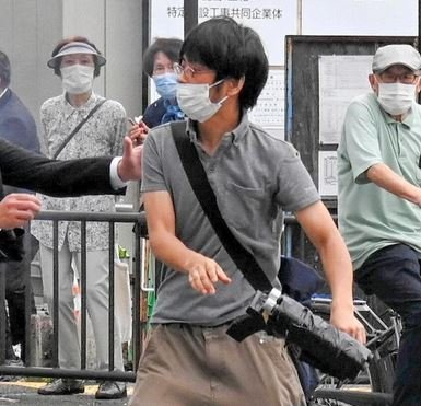 Tetsuya Yamagami is subdued after the Abe assassination. Screenshot.