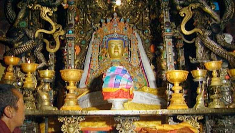 The false “golden urn ceremony” held in 1995 to designate the CCP’s Panchen Lama. Screenshot.
