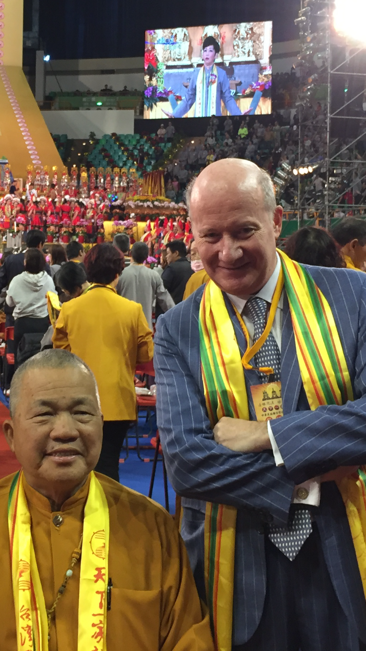 Massimo Introvigne meeting Grand Master Hun Yuan Chanshi at Weixin Shengjiao&rsquo;s United Ancestor Worship Ceremony, January 1, 2017.