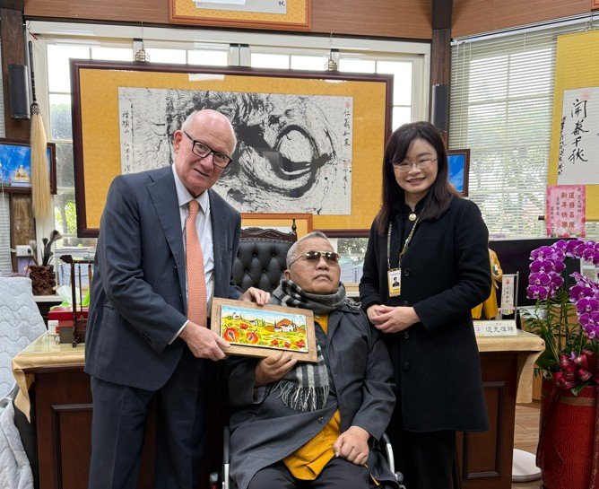 Grand Master Hun Yuan Chanshi, with Fiona Chang, receiving a ceramic painting of San Gimignano, January 2, 2026.