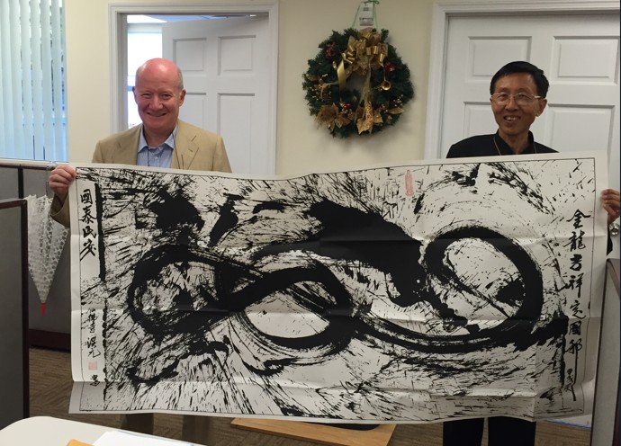 Massimo Introvigne receiving Grand Master Hun Yuan&rsquo;s painting from Weixin Shengjiao&rsquo;s New York branch, July 31, 2016.
