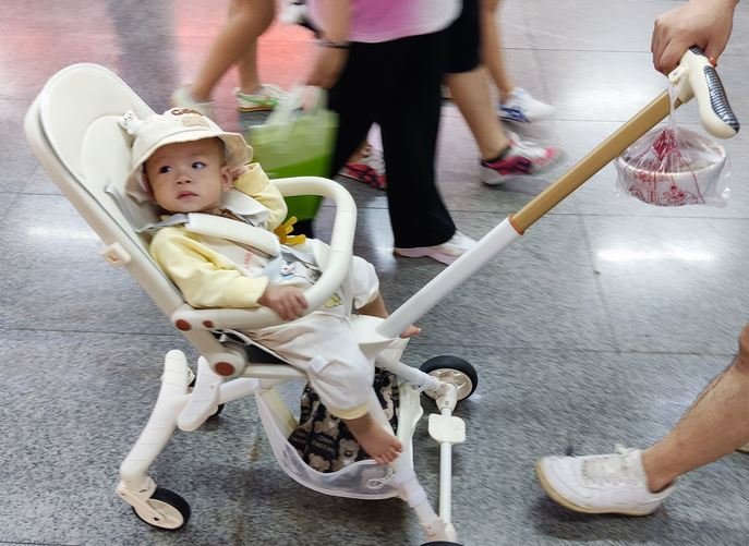 A rare image? A child in a Shenzhen mall. Credits.