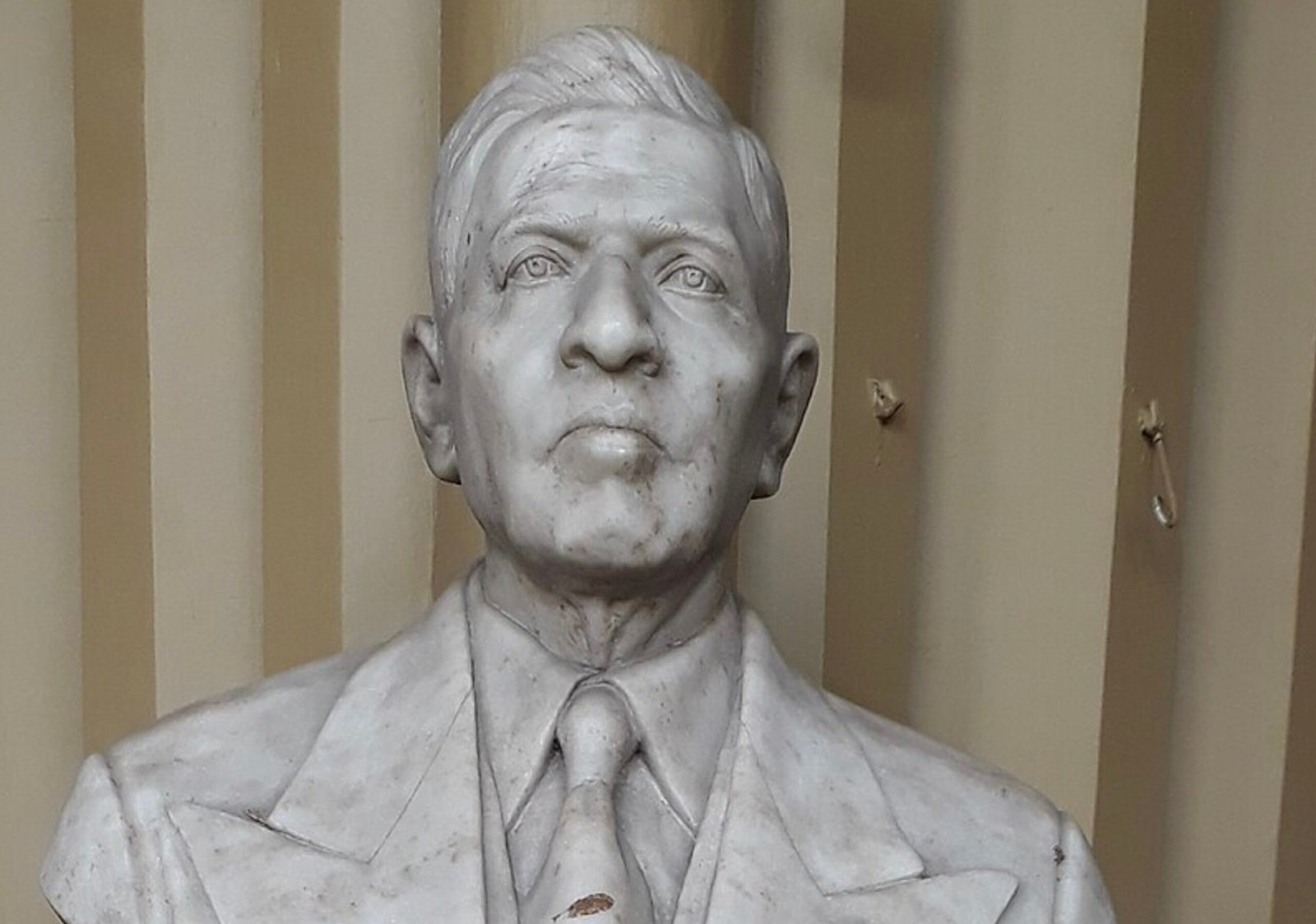 Statue of Judge Pal in the High Court of Kolkata (detail). Credits.