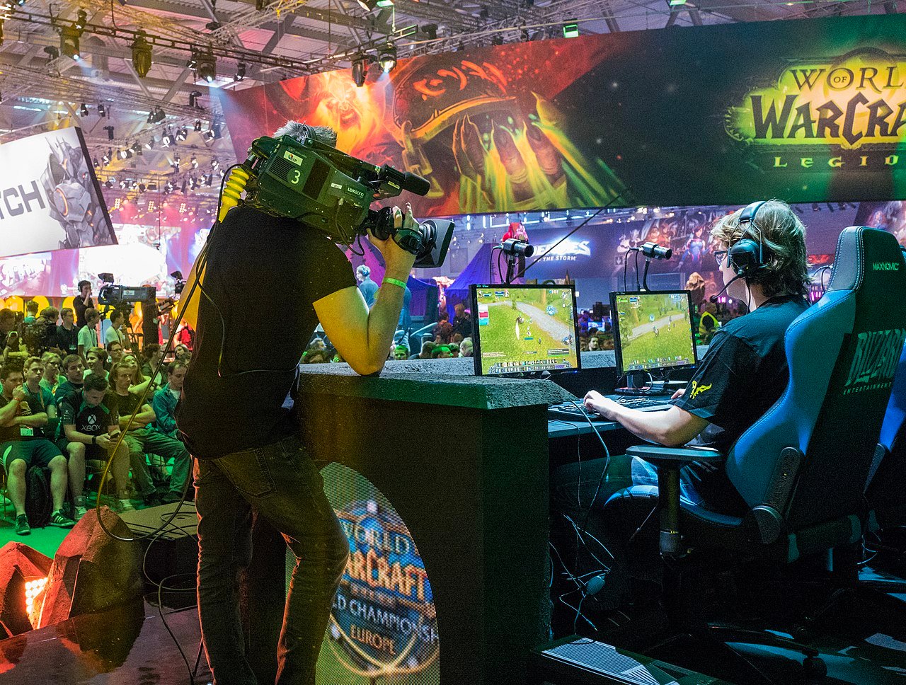 Playing World of Warcraft at Gamescom. Credits.