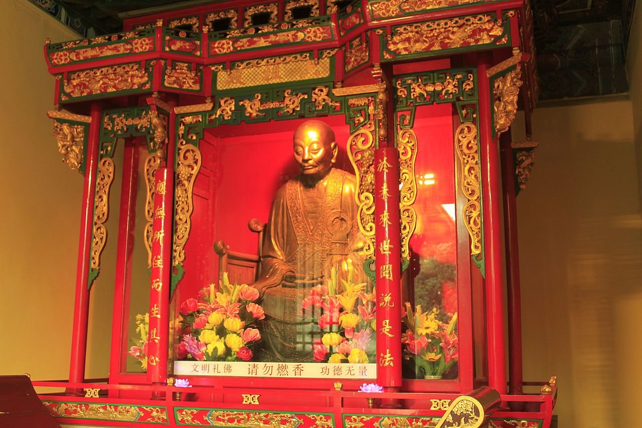 A shrine to the Sixth Patriarch Huineng (638–713) at Nanhai Guanyin Temple in Foshan, Guangdong. Credits.