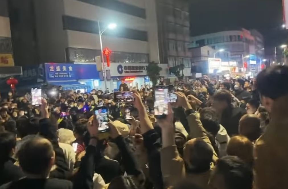 The weapon of choice: smartphones.