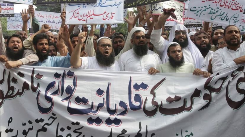 Anti-Ahmadi manifestation in Pakistan. Source: Voice of America.