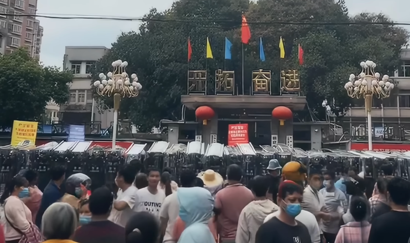 The crowd confronts the police.