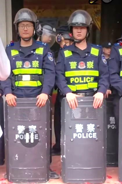 Police preventing the villagers from entering the temple.