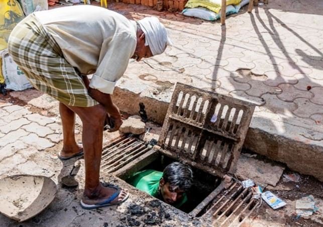 Christian sanitation workers in Pakistan. Source: AsiaNews through Barnabas Aid.