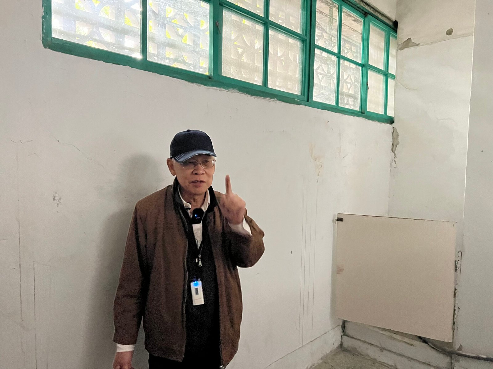 A victim of the repression tells his story to foreign scholars inside the National Human Rights Museum in Taiwan.