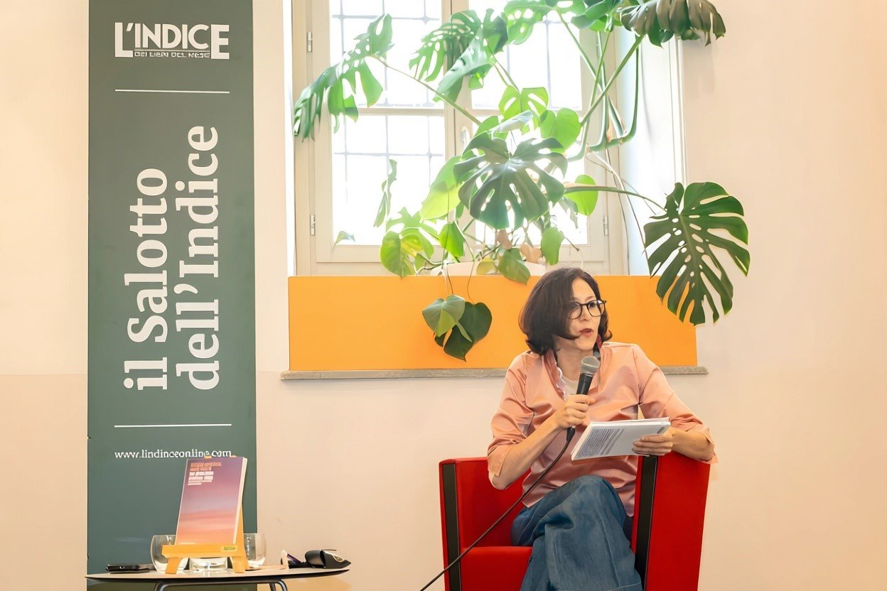 Stefania Palmisano presents the volume.