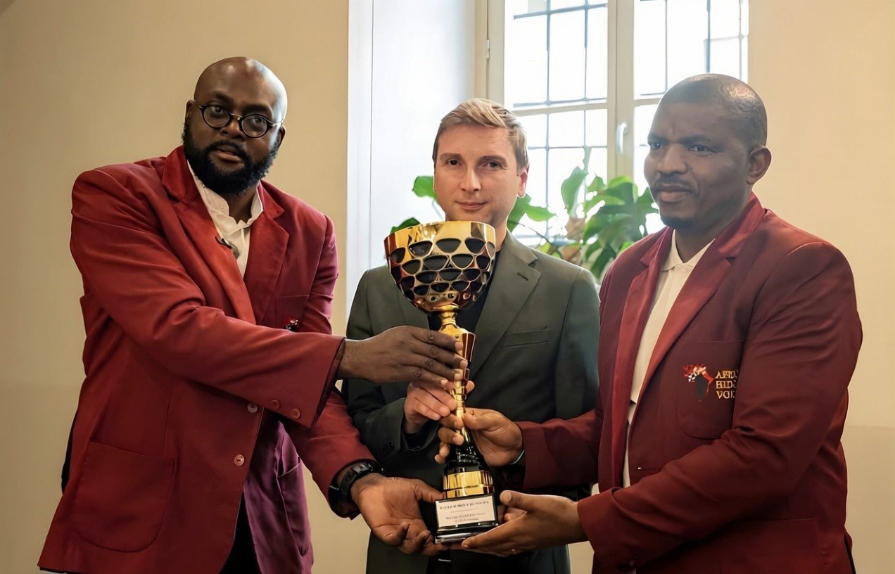 The award presented to the representatives of African Hidden Voices.