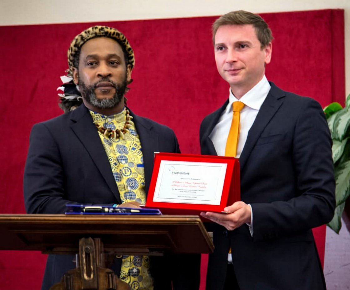 IMboni iNkosi YamaKhosi oMoya uZwi Lezwe Radebe receives the award at the Turin City Hall from Francesco Curto.