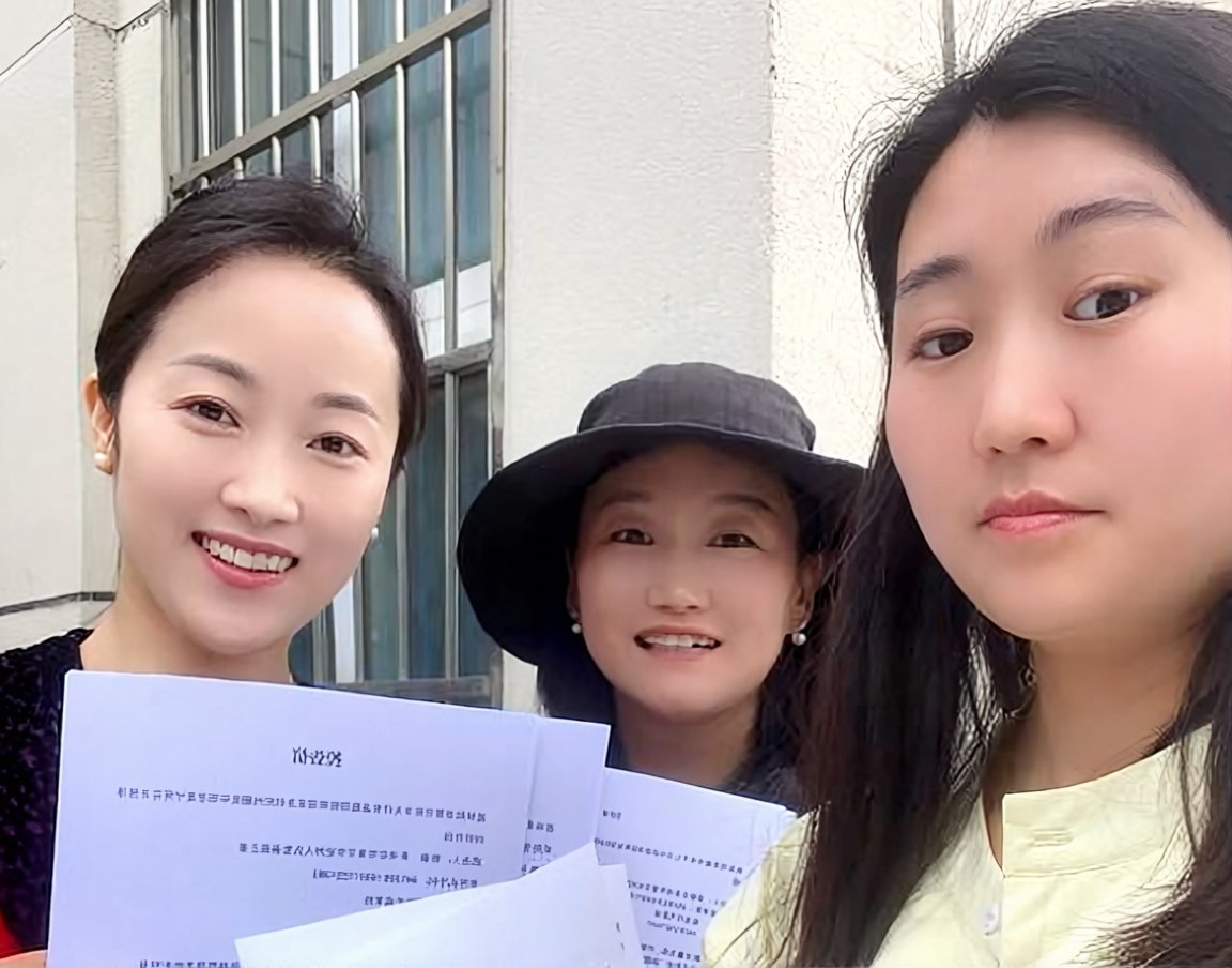 The photograph the police ordered relatives to delete. Social media via Weiquanwang.
