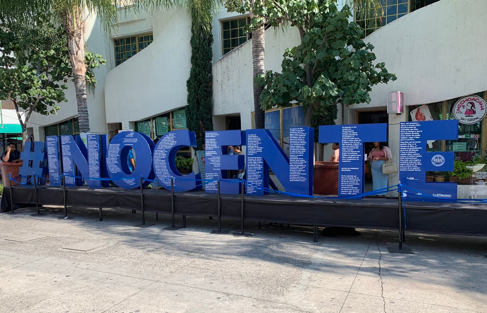 An artistic installation in Guadalajara proclaiming La Luz del Mundo members’ belief in the innocence of their jailed Apostle.