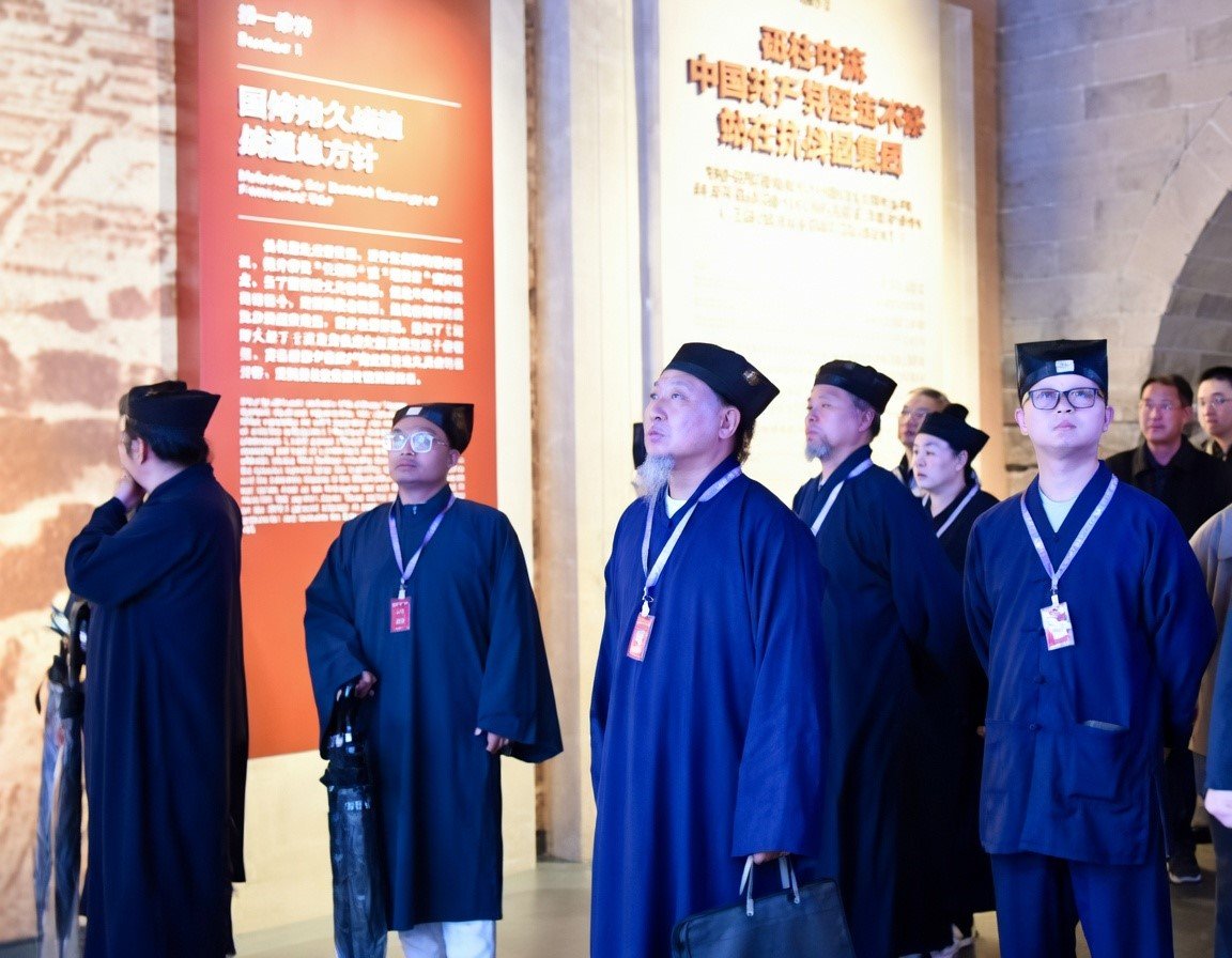 Taoist trainees visiting the Museum of the War of Resistance Against Japan. From Weibo.