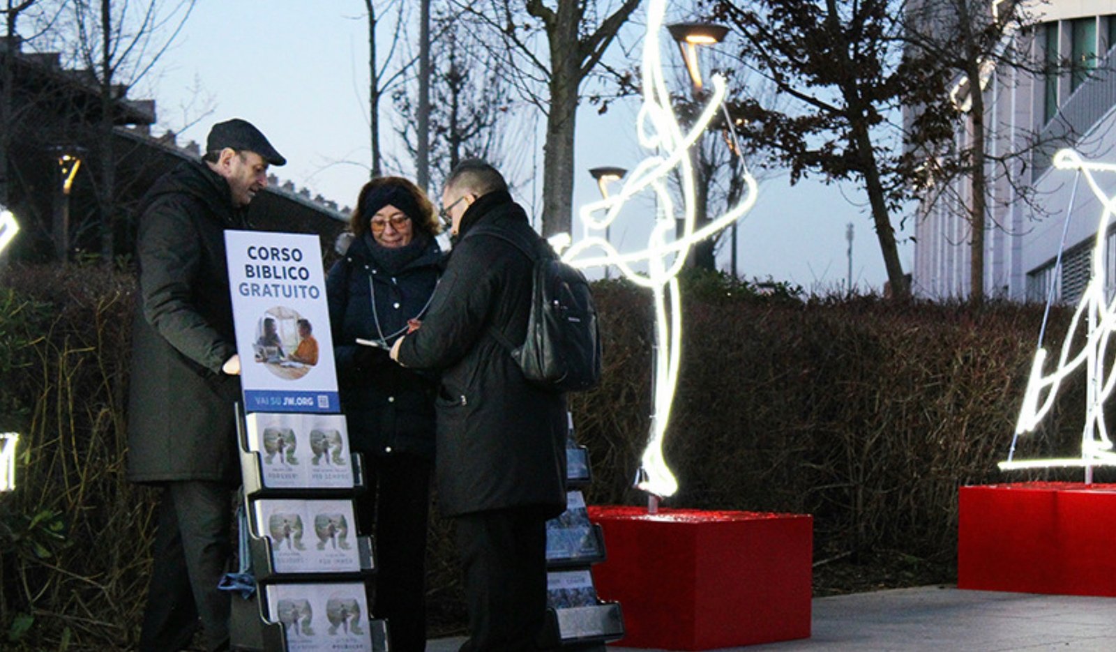 Jehovah’s Witnesses evangelizing in Italy. Source: JW.org.