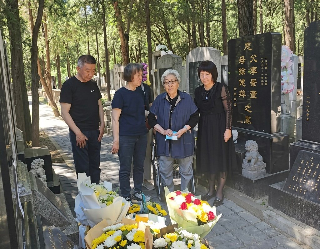 Another image of the Tiananmen Mothers at Wan’an Cemetery in previous years.