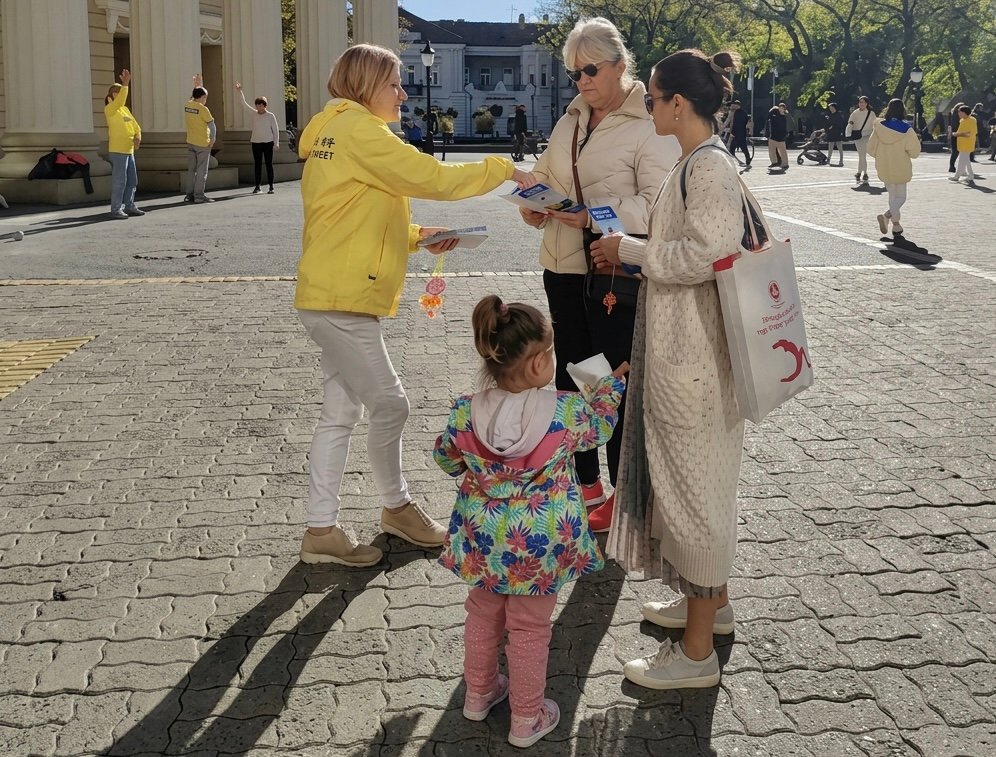 Falun Gong practitioners distributing brochures in Serbia. Source: Falun Gong.