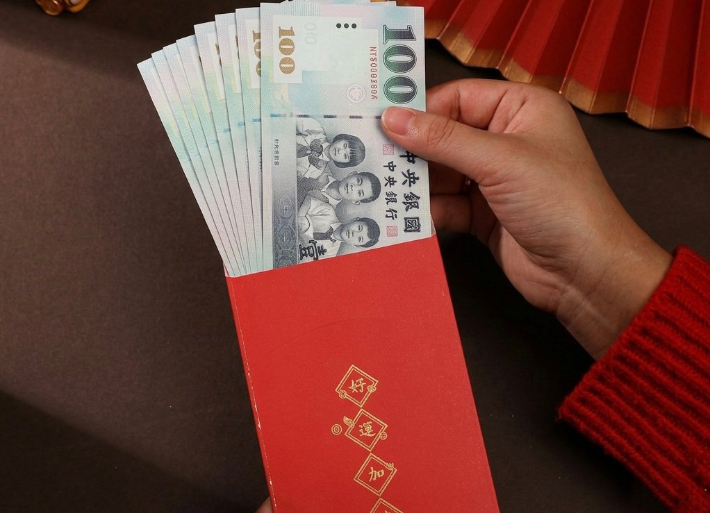 The “red envelopes” are traditional through the Sinosphere. From X.