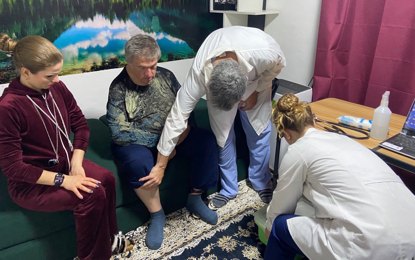 Examen m&eacute;dico de Rudnev en el domicilio donde cumple arresto domiciliario en Argentina.