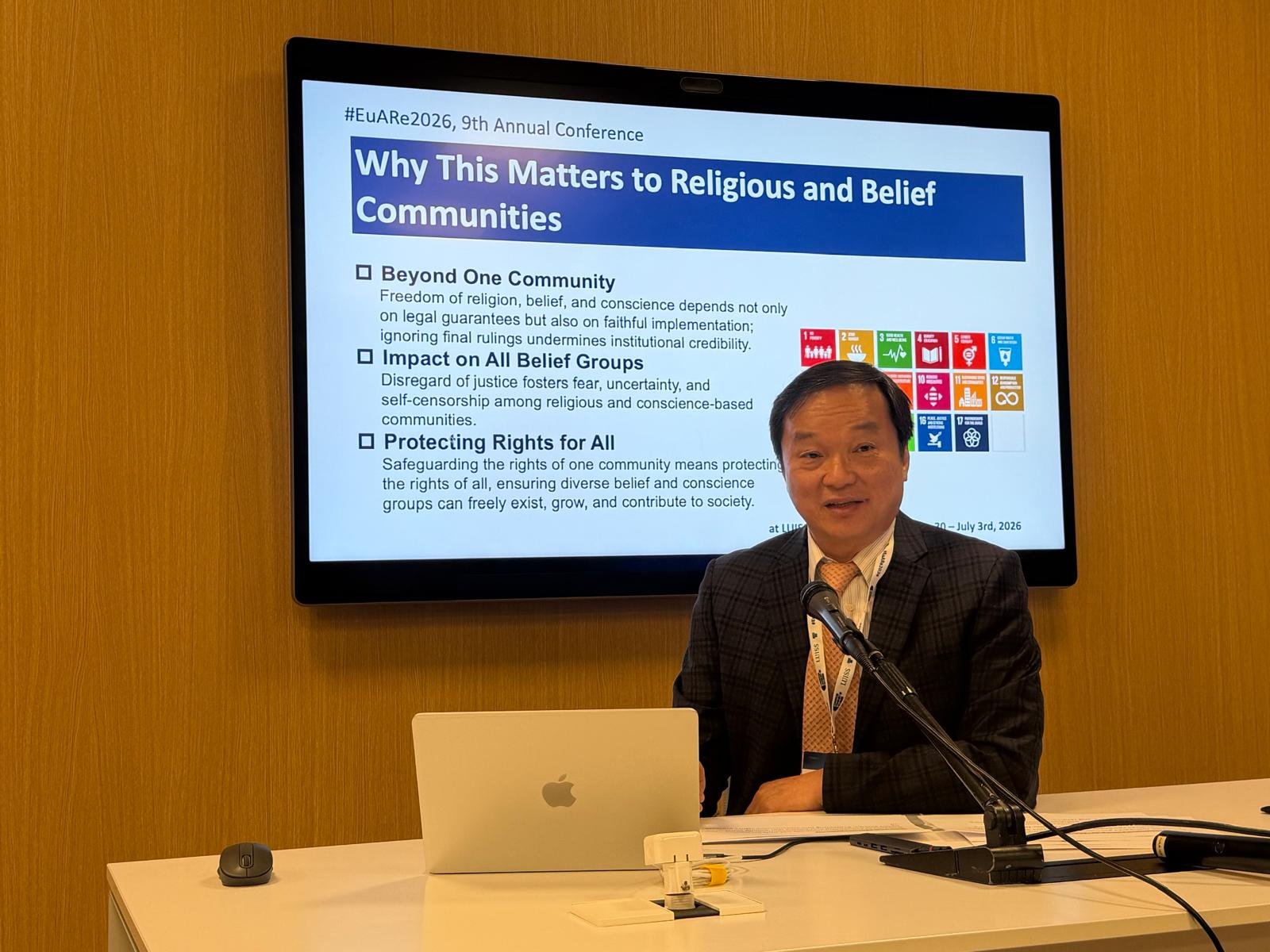 Lu Ming-Chun presenting his paper in Rome.
