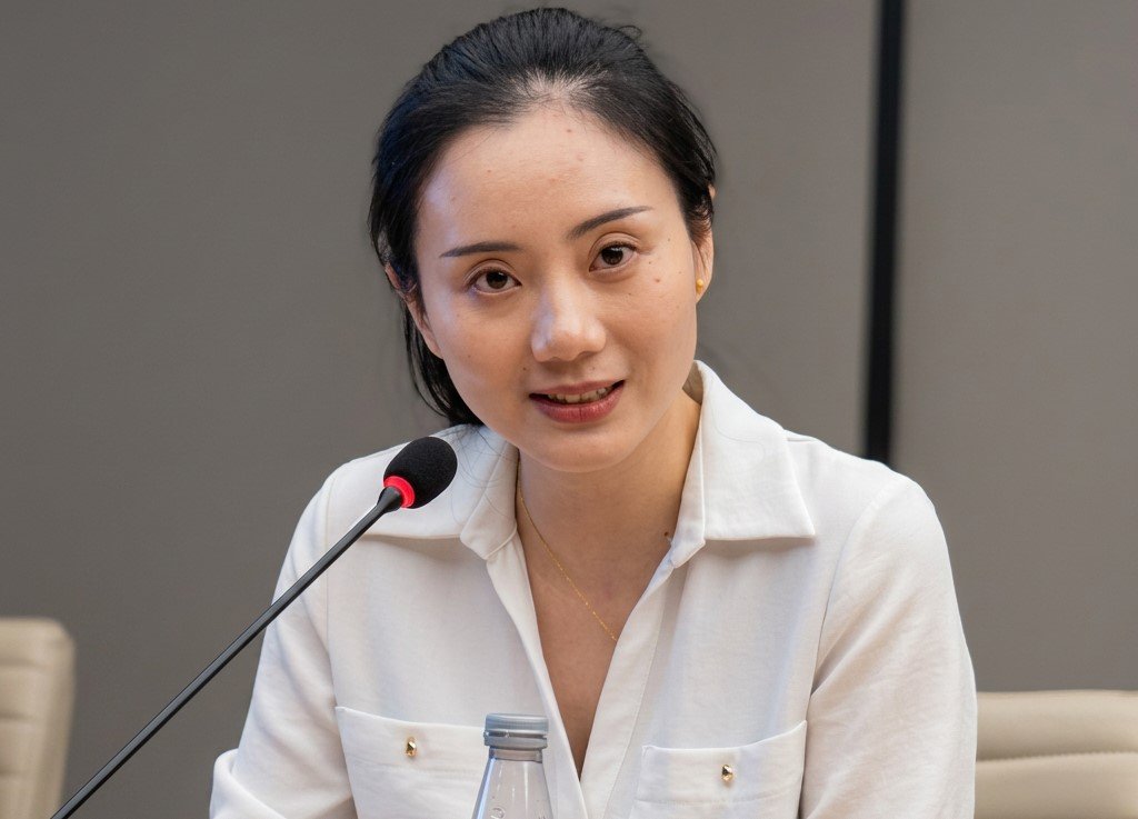 Mia Li presenting her paper in Rome.