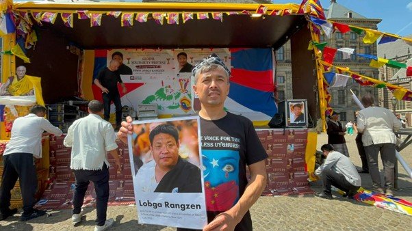 The author showing a portrait of Lobga Rangzen.