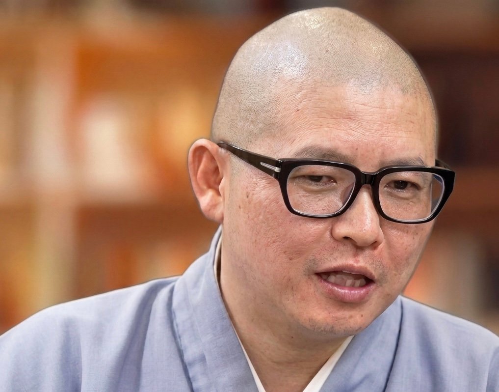 Chief Priest Shindo Mizuta during the conversation.